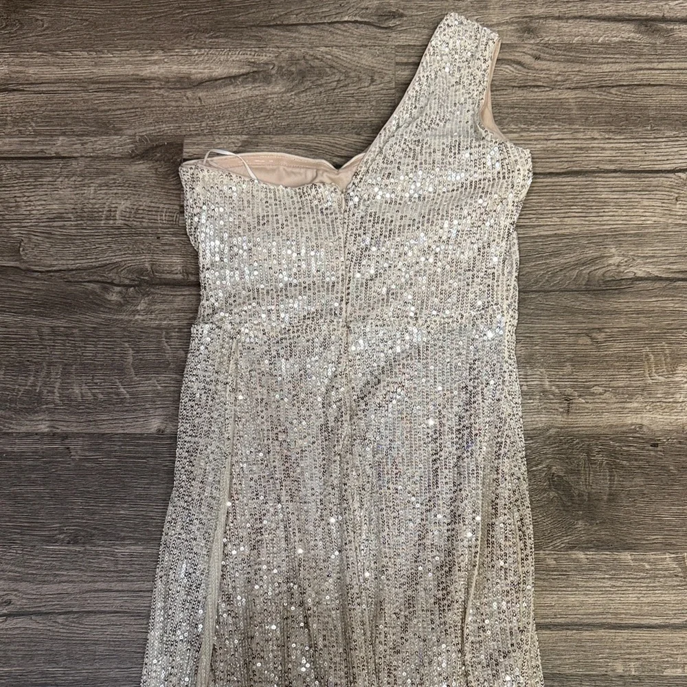 Elegant Gold Sequin One-Shoulder Dress - Picture 7 of 9